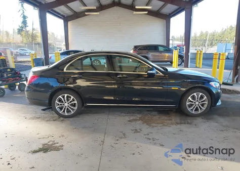2015 Mercedes-Benz C 300 4Matic z USA, uszkodzony, nr VIN 55SWF4KBXFU081709